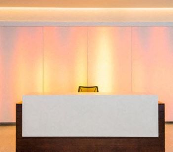 The 1900 Arch front desk features an on-site attendant